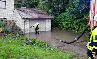 In Elverdissen - hier am Biemser Weg - hat der Starkregen am Montag zu Überflutungen geführt. - Feuerwehr Herford