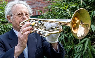 Jeden Tag spielt der Trompeter einige Lieder im Garten des St. Josef Krankenhauses. - picture alliance/dpa