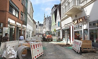 Baustelle heute: Die Lübberstraße ist längst eine Fußgängerzone, die in diesen Wochen ein neues Pflaster erhält. - Kiel-Steinkamp