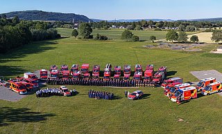 Die Einsatzkräfte der Feuerwehr bieten samt ihrer Fahrzeuge ein gleichsam historisches und imposantes Bild. - www.FlyingAirPicture.de
