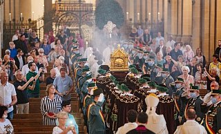 Am Libori-Dienstag wurde in einer Prozession durch denPaderborner Dom der Schrein des Bistumspatrons – unter Corona-Bedingungen – indie Krypta der Kathedralkirche zurückgeführt. - Besim Mazhiqi