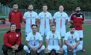 Canlars Neue: Co-Trainer Panagiotis Triptsis (hinten v. l.), Avdyl Haliti, Thomas Winder, Kevin Schürstedt, Baris Yurtsever (sportlicher Leiter), vorne Trainer Aziz Akpinar, Burak Gözlü, Diyar Semo, Gor Haruntyunyan. - Klusmeyer