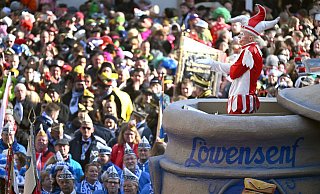 Die Karnevalsfigur Hoppeditz steigt in Düsseldorf aus dem Senffass. - Federico Gambarini/dpa