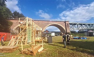 Für das Festival Lichtalben entsteht an der Weser bei Boffzen ein Veranstaltungsort mit zwei Bühnen – links ist die Mainstage im Rohbau zu sehen. - Simone Flörke