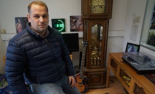 Alexis Lepouras betreibt seit 16 Jahren das Gütersloher Pfandleihhaus an der Carl-Miele-Straße. Zu den skurrilsten Gegenständen, die bei ihm abgegeben wurden, gehört ein Propeller eines Kampffliegers aus dem ersten Weltkrieg. - Christian Geisler