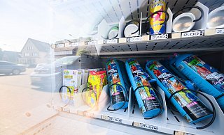 Einfach am SB-Automaten soll Lachgas bald nicht mehr zu haben sein. (Archivbild) - Julian Stratenschulte/dpa