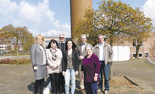 Organisatoren: Gemeinsam haben Natalya Utigenow (v. l.), Gabriele Kluß, Pfarrer Hubertus Rath, Janine Brigant-Loke, Gerhard Handermann, Bilinda Jungblut und Thomas Emmerich das Brückenprojekt in Bad Driburg organisiert. Fotos: Kreis Höxter - Kreis Höxter
