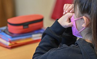 Ein Mädchen trägt eine Maske im Unterricht in einer Grundschule in Frankfurt (Oder). - Foto: Patrick Pleul/dpa-Zentralbild/dpa