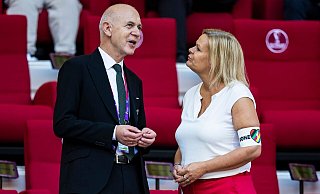 Bundesinnenministerin Nancy Faeser (SPD) und DFB-Präsident Bernd Neuendorf unterhalten sich. - Tom Weller/dpa