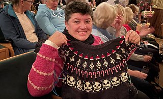 Elke Steinkamp aus Bünde strickt im Universum einen Weihnachtspullover mit auffälligem Muster. Sie ist begeistert, dass der Trend endlich in der Elsestadt angekommen ist. - Shannon-Lee Bendig