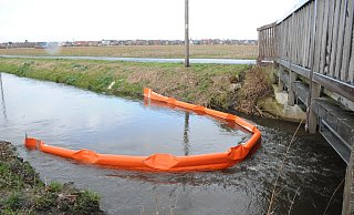 Der Versmolder Aabach ist mit Altöl belastet. Die Feuerwehr versucht an insgesamt acht Stellen, eine Verunreinigung mit Sperren einzudämmen. - Marc Uthmann