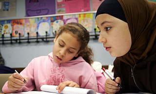 Konfessionsübergreifender Religionsunterricht liegt im Trend. - dpa