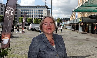 Kerstin Haarmann (54) sieht am Hauptbahnhof viel ungenutztes Potenzial, ihr gewählter Lieblingsort für das Porträt. Der Vorplatz sollte eine attraktivere Pforte zur Stadt werden, findet die OB-Kandidatin der Grünen. - Wolfgang Rudolf