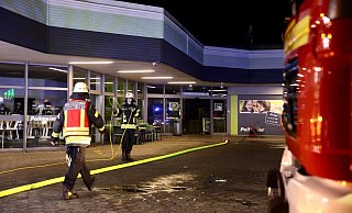 Die Feuerwehr vor dem Marktkauf in Baumheide. - Mike-Dennis Müller