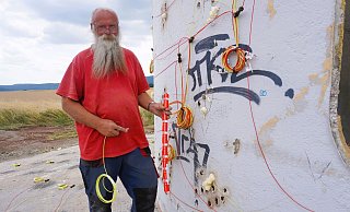 Insgesamt 360 Löcher hat Sprengmeister Josef Zach in das Fundament des Windrads gebohrt, um diese mit Sprengstoff zu füllen. Anschließend werden diese mit dünnen Zündschläuchen miteinander verkabelt. - Michaela Weiße