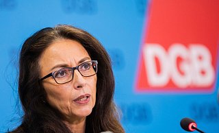 «Ich hoffe sehr, dass die Bundesregierung sich jetzt zusammenreißt», sagt die DGB-Vorsitzende Yasmin Fahimi mit Blick auf die hohen Umfragewerte der AfD. - Christoph Soeder/dpa