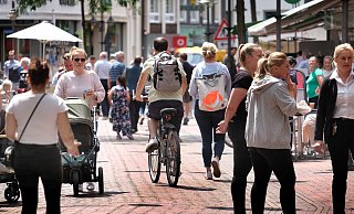 Das Fahrradfahren in der Gütersloher Innenstadt ist in manchen Bereichen untersagt. Wer trotzdem durch die Zonen radelt, muss mit Verwarngeldern von bis zu 40 Euro rechnen. - Andreas Frücht Das Fahrradfahren in der Gütersloher Innenstadt ist in manchen Bereichen untersagt. Wer trotzdem durch die Zonen radelt, muss mit Verwarngeldern von bis zu 40 Euro rechnen. - Andreas Frücht