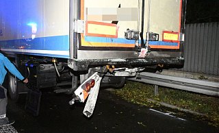Nach Angaben der Polizei war ein 58-Jähriger aus Niedersachsen mit seinem Lkw gegen 1.40 Uhr auf einen vor ihm fahrenden Kleintransporter aufgefahren. - Andreas Eickhoff