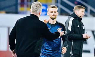 Sebastian Klaas, der hier beim Heimspiel gegen Münster mit Cheftrainer Lukas Kwasniok abklatscht, - BESIM MAZHIQI