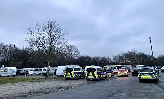 Mehrere Polizeiwagen stehen in der Zufahrt zum Landfahrerplatz. - Stefan Becker