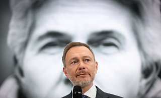 FDP-Chef Lindner stellt sich vor seine Parteikollegin Strack-Zimmermann. - Bernd von Jutrczenka/dpa