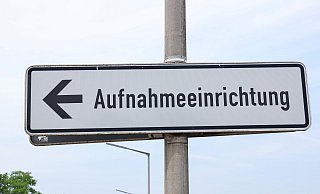 Zuerst werden die Asylbewerber in den Erstaufnahmeeinrichtungen der Länder untergebracht. (Symbolbild) - Daniel Löb/dpa