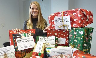 Neele Höckenschnieder aus dem Team des Paderborner Frauenhauses wird den Frauen und Kindern die Präsente bei einer Weihnachtsfeier überreichen. - Sabine Kauke