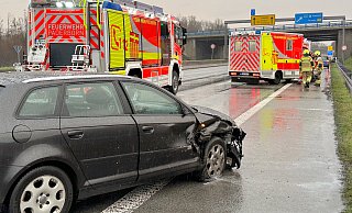 Bei einem Zusammenstoß auf der Salzkottener Straße wurde dieser Audi A3 von einem Fiat Punto erfasst, der von der Autobahn A33 kam. - Ralph Meyer
