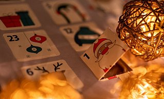 Klassisch und beliebt: Adventskalender mit Schokolade. - Monika Skolimowska/dpa/dpa-tmn