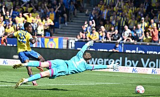 Schoss die Eintracht in Führung: Braunschweigs Christian Conteh (l). - Swen Pförtner/dpa