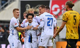 Mika Baur vom SC Paderborn zeigte sich nach seinem Treffer in Dresden respektvoll und verzichtete auf einen Torjubel. - IMAGO/Hentschel