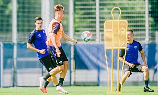 SCP-Neuzugang John Iredale (hinten l.), hier beim Trainingsauftakt in Paderborn, hoffte vergeblich auf eine Olympia-Nominierung. - Besim Mazhiqi