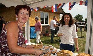 An der Kuchentheke: Mirela Austenfeld (r.) hat von Ljubica Halilovic ein leckeres Stück auf den Teller gelegt bekommen. - Andreas Götte