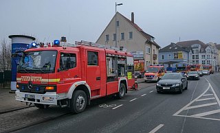 Die Feuerwehr ist mit einem Großaufgebot an der Jöllenbecker Straße im Einsatz. - Andreas Zobe