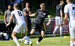 Theesens Spielführer Laurens Flocke (schwarzes Trikot) geht von einem 3:1–Sieg seines VfL aus. - Peter Unger