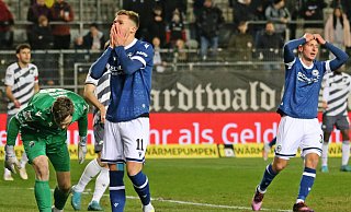 Joel Gradowski kann es nicht fassen. Der Außenstürmer von Arminia Bielefeld hat soeben das sicher geglaubte Führungstor verpasst. - IMAGO/Jan Huebner