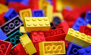 Nicht nur Kinder spielen mit Lego. - Daniel Karmann/dpa