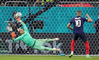 Frankreichs Kylian Mbappé verschoss gegen die Schweiz den entscheidenden Elfmeter. - Foto: Vadim Ghirda/Pool AP/dpa