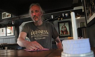 Malte Kappelmann putzt über die Theke. Der Dolbi-Wirt bereitet seine Gaststätte auf die Wiedereröffnung am Montag vor. - Florian Weyand