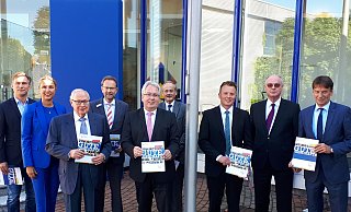 Freuen sich auf das Speed-Dating der besonderen Art: (v. l.) Vlothos Bürgermeister Rocco Wilken, Tina Kannegiesser, Martin Kannegiesser (beide Geschäftsleitung Fa. Kannegiesser), Bernd Sielemann (Sparkasse Herford), Landrat Jürgen Müller, Engelbert Heinz (Geschäftsleitung Fa. Kannegiesser), Thomas Doppmeier (Personalleiter Fa. Kannegiesser), Dirk Walter Frommholz (Stiftungsratsvorsitzender) und Horst Prüßmeier (Sparkasse Herford). - Stiftung "Unser Herz schlägt hier"