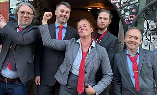 Rainer Drees (v.l.), Christian Loth, Spitzenkandidatin Lena Oberbäumer, Bjarne Lange und Daniel Hofmann im Mai 2025 nach der Aufstellung der Listen mit den Kandidaten und Kandidatinnen der "Partei" für die Kommunalwahl. - Die Partei