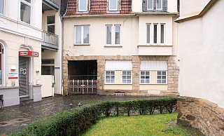 Wegen Rissen im Mauerwerk muss die Durchfahrt des Hauses Kirchgasse 2 mit Stützen gesichert werden und ist seitdem gesperrrt. Lieferverkehr und Müllabfuhr können daher die Lieferantenzugänge der Gänsemarkt-Gastronomen nicht mehr erreichen. - Ralf Bittner