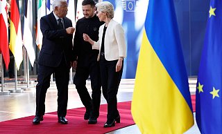 Brüssel: Der Präsident des Europäischen Rates, Antonio Costa (l-r), der ukrainische Präsident Wolodymyr Selenskyj und die Präsidentin der Europäischen Kommission, Ursula von der Leyen, kommen zu einem EU-Gipfel im Gebäude des Europäischen Rates an. - Omar Havana/AP/dpa