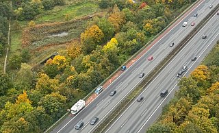 Ein Wohnmobil hat auf der A2 im Bereich Bielefelder Berg Öl verloren. Die Ölspur zog sich auf dem Standstreifen auf einer Länge von 1,5 Kilometern hin. - Jürgen Mahncke
