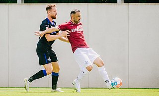 Mahir Saglik (r.), hier im Duell gegen SCP-Neuzugang Jannis Heuer, kam in der zweiten Halbzeit für Verl zum Einsatz und konnte dabei durchaus überzeugen. - Besim Mazhiqi