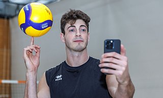 Volleyballer Tobias Krick als Social-Media-Star. - Andreas Gora/dpa