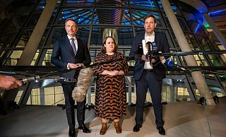 Die Parteichefs der Koalitionsparteien, Lars Klingbeil (SPD, r-l), Ricarda Lang (Grüne) und Christian Lindner (FDP) sprechen im Bundestag nach dem Koalitionsausschuss. - Michael Kappeler/dpa