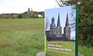 Auf vielen Hundert Seiten haben sieben Autoren die 50-jährige Geschichte der Stadt Marienmünster zusammengetragen – ihr Wahrzeichen ist die Abtei. - Madita Schellenberg