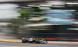 Mercedes-Pilot George Russell schnappte sich überraschend die Pole Position in Singapur. - Vincent Thian/AP/dpa