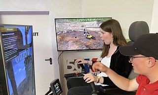 Emma Nävy testet auf unserem Archivbild in der Zukunftswerkstatt den Baggersimulator der Firma Kögel, den Kim Lucas Meier ihr erklärt. - Nicole Sielermann